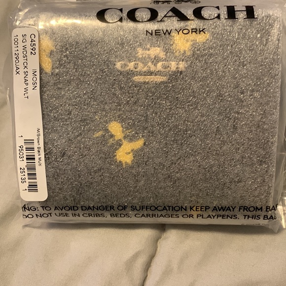 Special Limited Edition Coach X Peanuts Woodstock Snap Wallet. - Picture 4 of 5